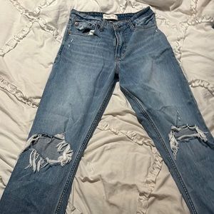 Abercrombie & Fitch The mom high rise curve love jeans. Size 26 or 2